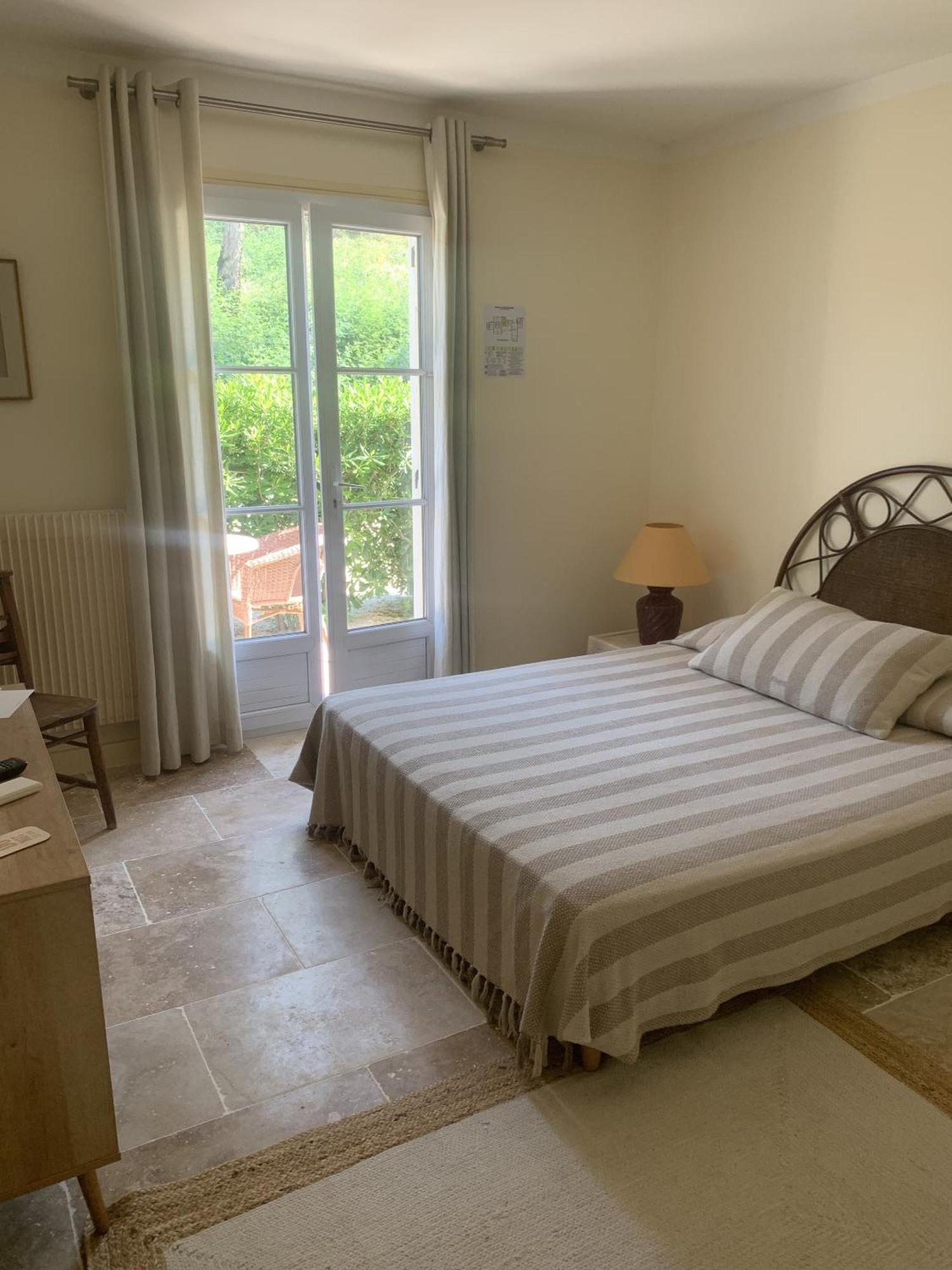 Hotel La Boulangerie Grimaud Ruang foto